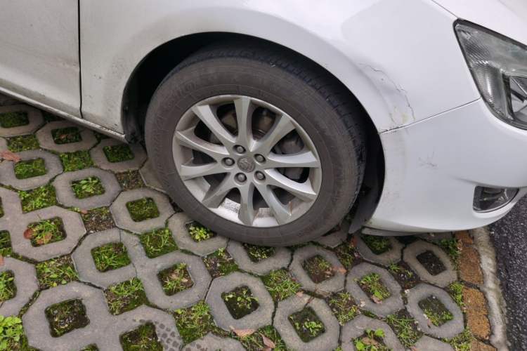 Used Buick GT 2012 XT 1.6L Automatic Fashion Edition Right Front Wheel Hub
