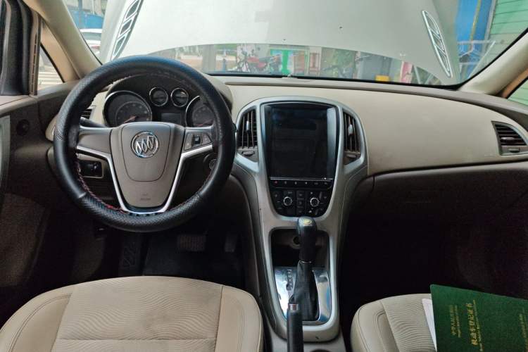 Used Buick GT 2012 GT 1.6L Automatic Fashion Edition Center Console