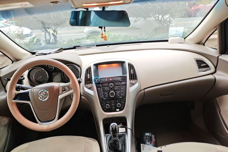 Used Buick GT 2012 GT 1.6L Manual Entry-Level Model Center Console