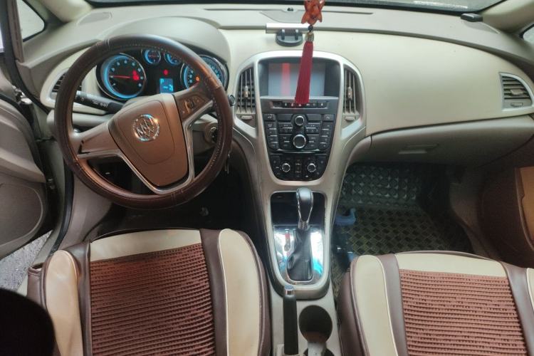 Used Buick GT 2012 GT 1.6L Automatic Fashion Edition Center Console
