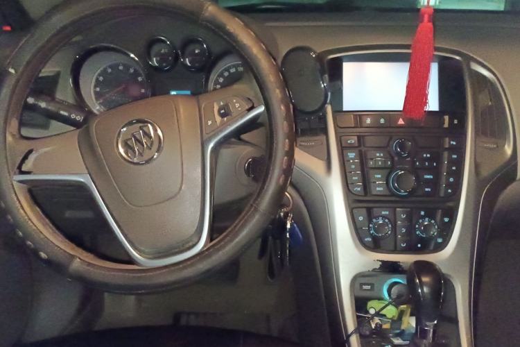 Used Buick GT 2012 GT 1.6L Automatic Fashion Edition Center Console