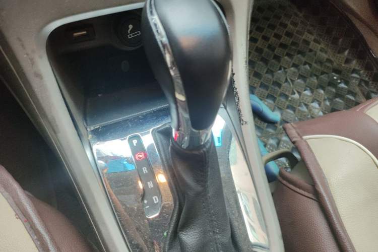 Used Buick GT 2012 GT 1.6L Automatic Fashion Edition Gear Lever