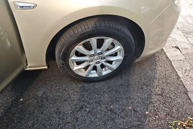 Used Buick GT 2012 GT 1.6L Automatic Comfort Edition Right Front Wheel Hub