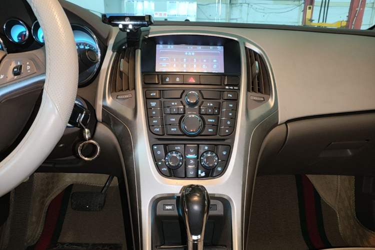 Used Buick GT 2013 GT 1.6L Automatic Fashion Edition Audio And AC Panel