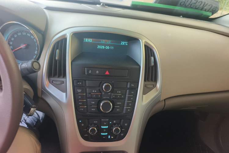Used Buick GT 2013 GT 1.6L Automatic Fashion Edition Audio And AC Panel