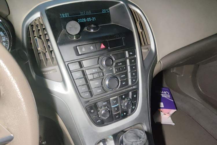 Used Buick GT 2013 GT 1.6L Automatic Fashion Edition Audio And AC Panel