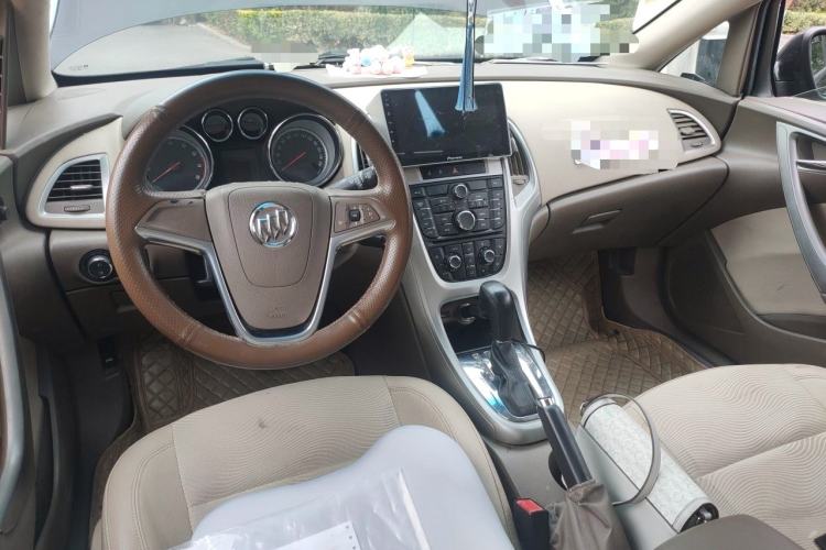 Used Buick GT 2013 GT 1.6L Automatic Fashion Edition Center Console