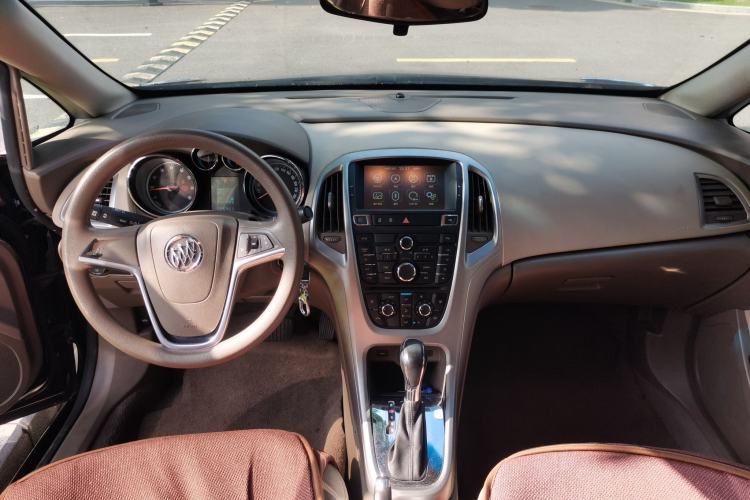Used Buick GT 2013 GT 1.6L Automatic Fashion Edition Center Console