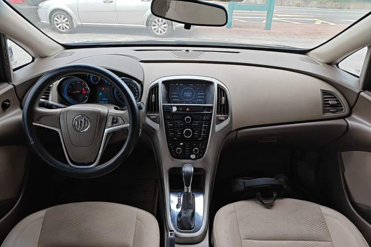 Used Buick GT 2013 GT 1.6L Automatic Fashion Edition Center Console