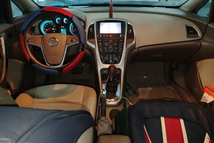 Used Buick GT 2013 GT 1.6L Automatic Fashion Edition Center Console