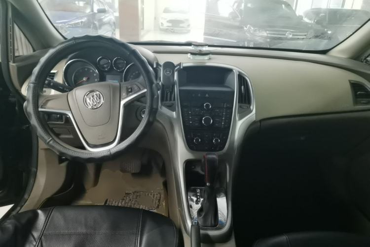 Used Buick GT 2013 GT 1.6L Automatic Fashion Edition Center Console