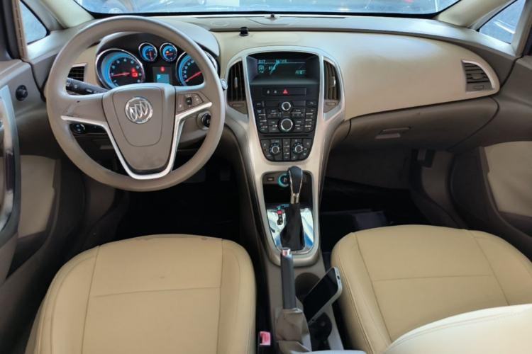 Used Buick GT 2013 GT 1.6L Automatic Fashion Edition Center Console