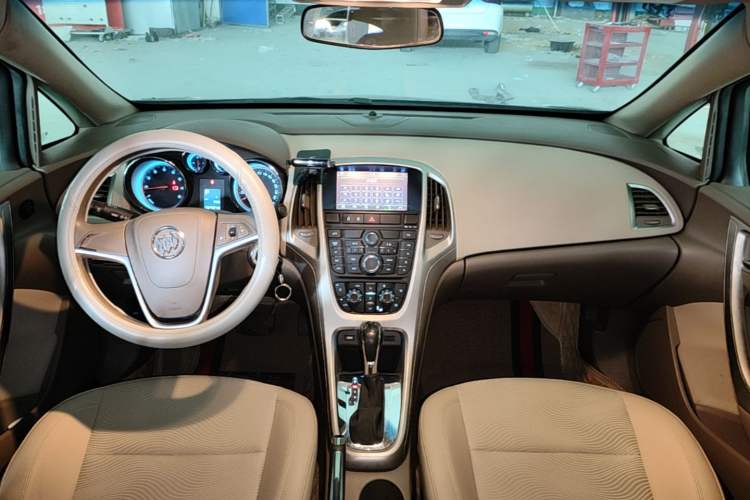 Used Buick GT 2013 GT 1.6L Automatic Fashion Edition Center Console