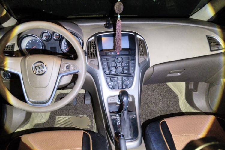 Used Buick GT 2013 GT 1.6L Automatic Fashion Edition Center Console