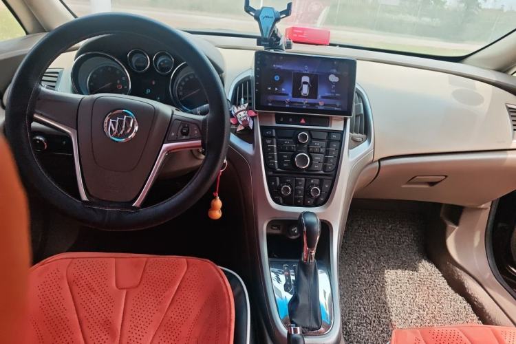Used Buick GT 2013 GT 1.6L Automatic Fashion Edition Center Console