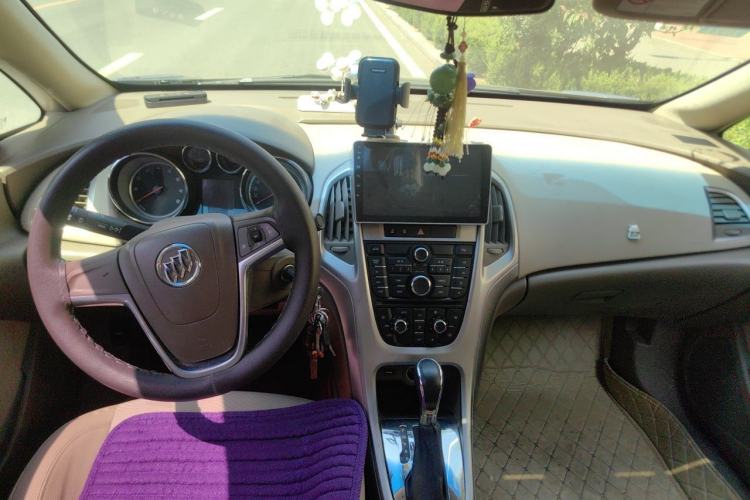 Used Buick GT 2013 GT 1.6L Automatic Fashion Edition Center Console