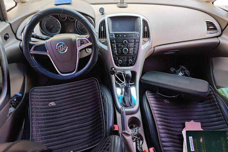 Used Buick GT 2013 GT 1.6L Automatic Fashion Edition Center Console