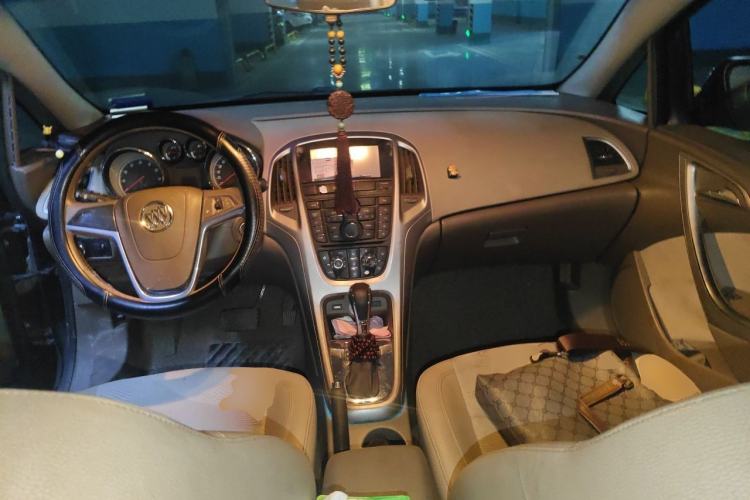 Used Buick GT 2013 GT 1.6L Automatic Fashion Edition Center Console