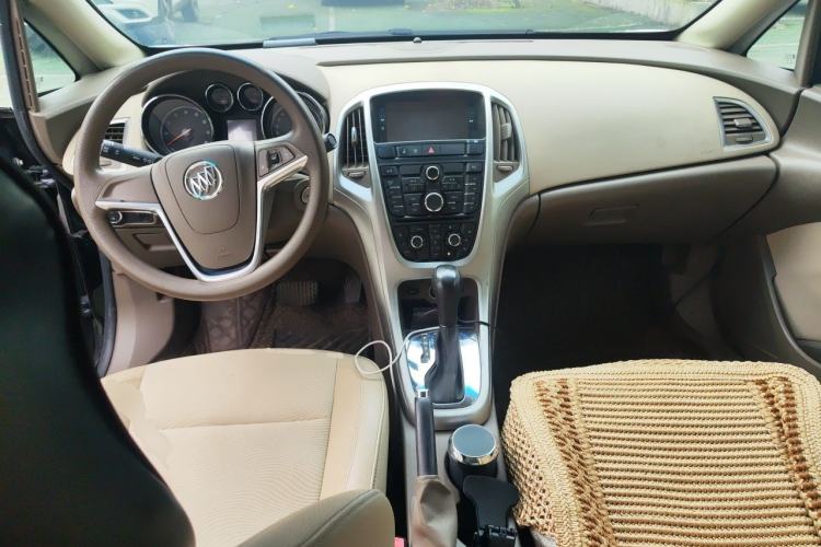 Used Buick GT 2013 GT 1.6L Automatic Fashion Edition Center Console