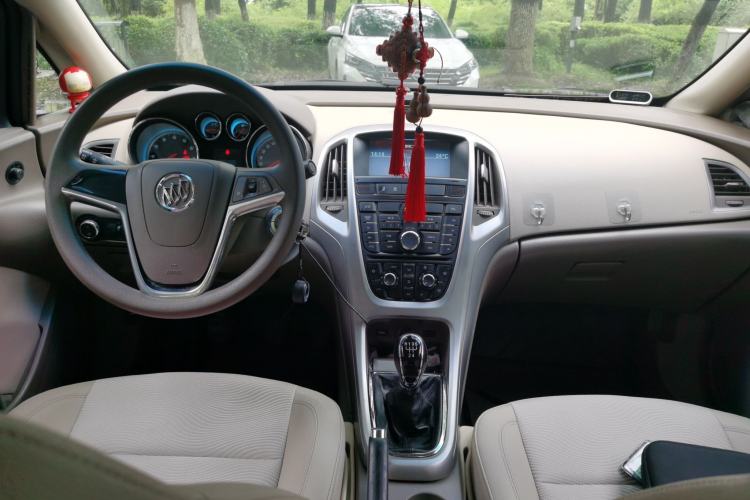Used Buick GT 2013 GT 1.6L Manual Entry-Level Model Center Console
