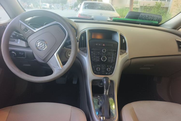 Used Buick GT 2013 GT 1.6L Automatic Fashion Edition Center Console