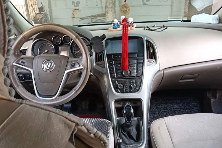 Used Buick GT 2013 GT 1.6L Manual Entry-Level Model Center Console