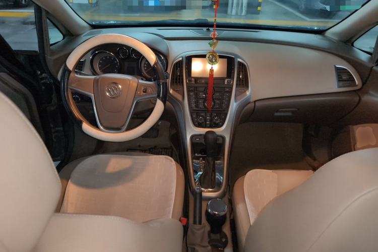 Used Buick GT 2013 GT 1.6L Automatic Fashion Edition Center Console