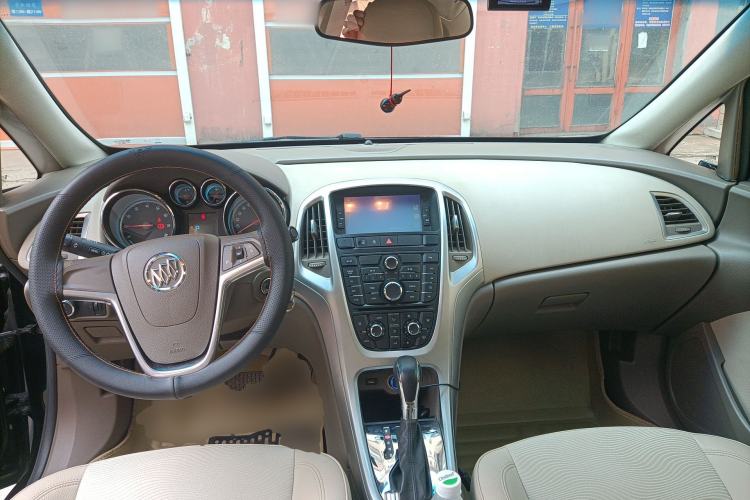 Used Buick GT 2013 GT 1.6L Automatic Fashion Edition Center Console