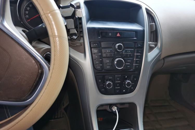 Used Buick GT 2013 GT 1.6L Manual Entry-Level Model Center Console