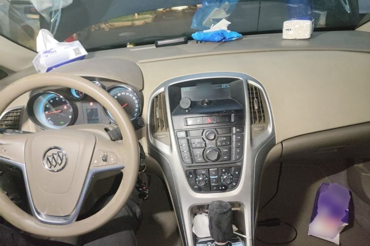 Used Buick GT 2013 GT 1.6L Automatic Fashion Edition Center Console