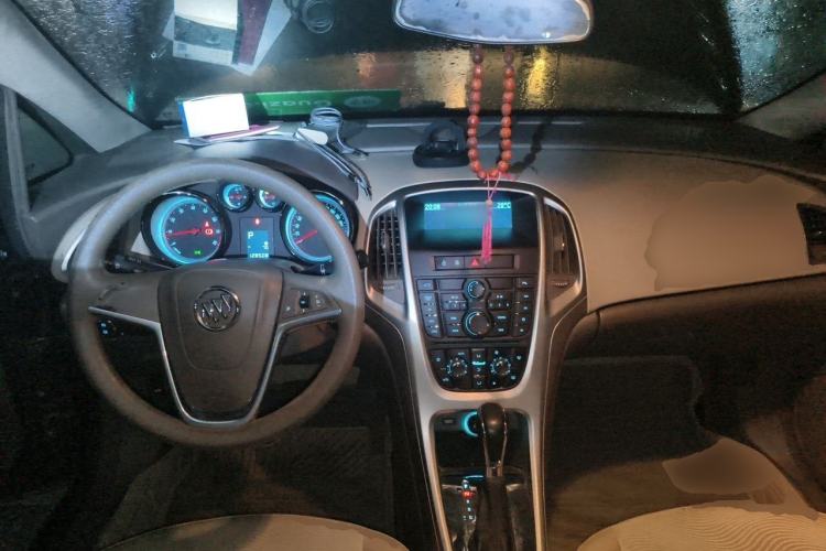 Used Buick GT 2013 GT 1.6L Automatic Fashion Edition Center Console