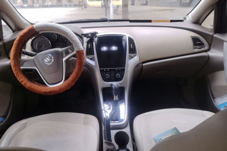 Used Buick GT 2013 GT 1.6L Automatic Fashion Edition Center Console