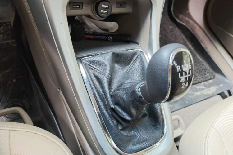Used Buick GT 2013 GT 1.6L Manual Entry-Level Model Gear Lever