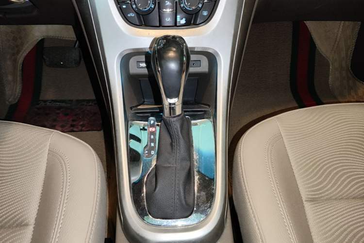 Used Buick GT 2013 GT 1.6L Automatic Fashion Edition Gear Lever