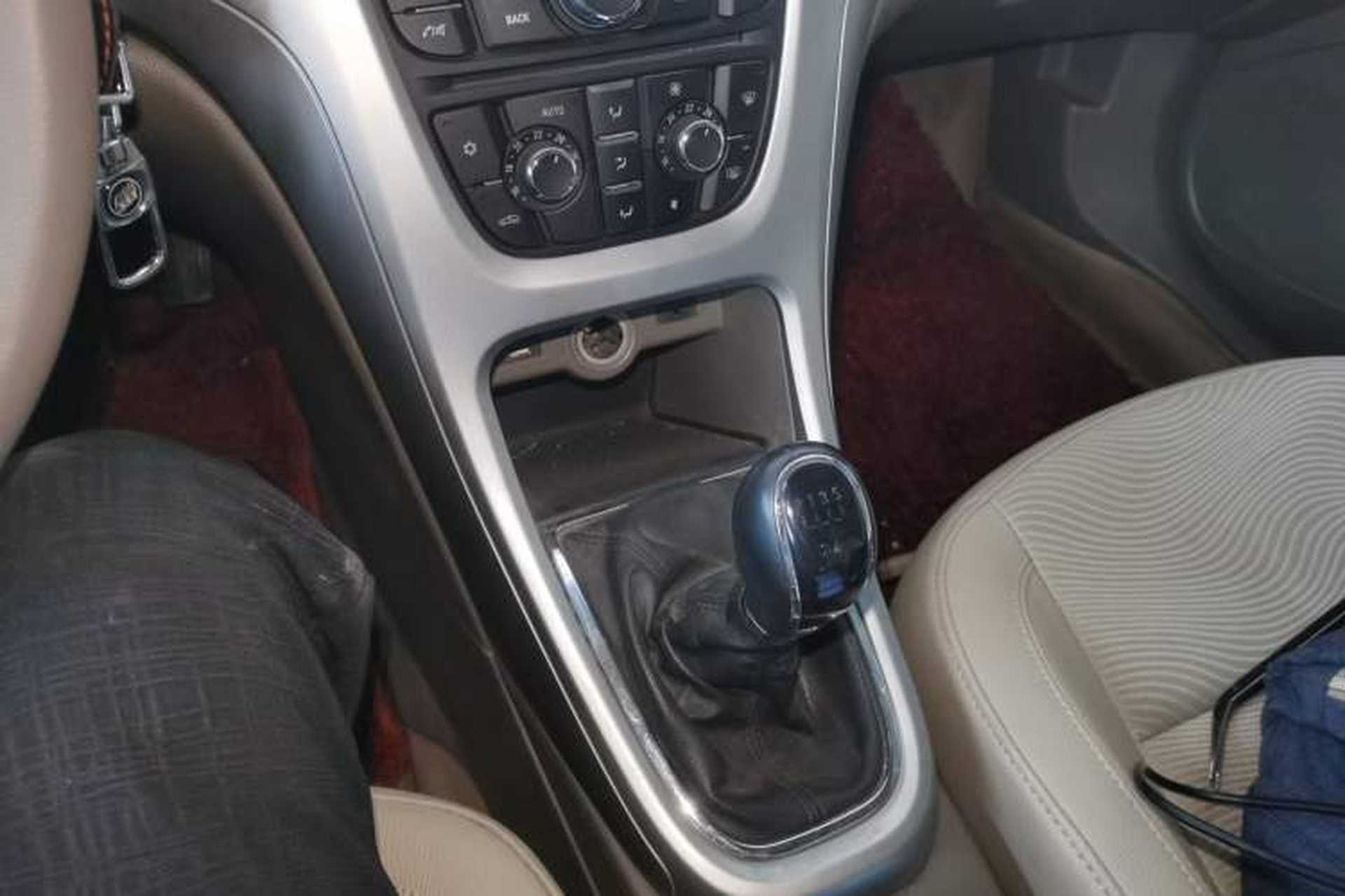 Used Buick GT 2013 GT 1.6L Manual Entry-Level Model Gear Lever