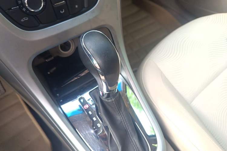 Used Buick GT 2013 GT 1.6L Automatic Fashion Edition Gear Lever