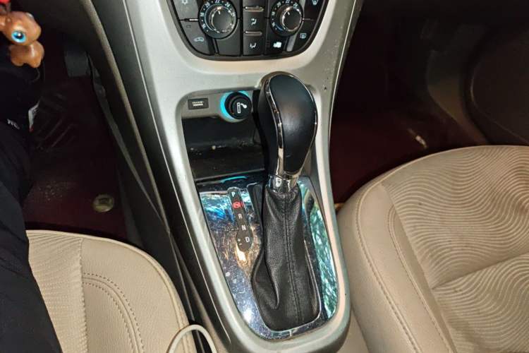 Used Buick GT 2013 GT 1.6L Automatic Fashion Edition Gear Lever