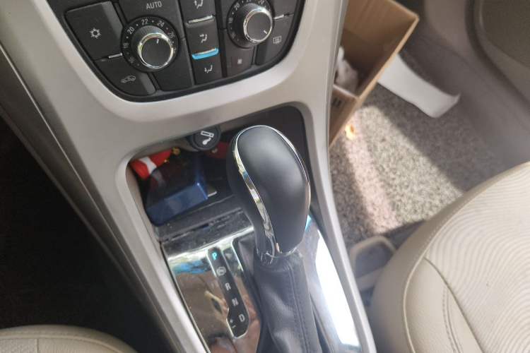 Used Buick GT 2013 GT 1.6L Automatic Fashion Edition Gear Lever