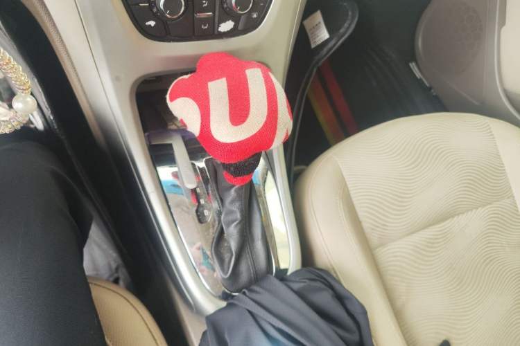 Used Buick GT 2013 GT 1.6L Automatic Fashion Edition Gear Lever