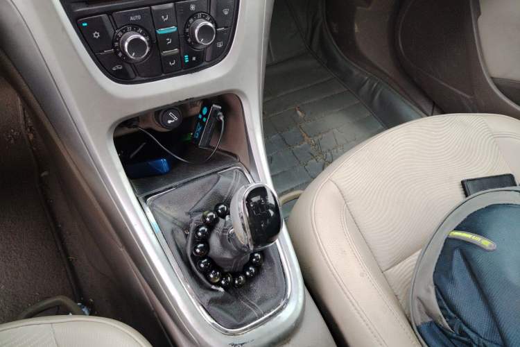 Used Buick GT 2013 GT 1.6L Manual Entry-Level Model Gear Lever