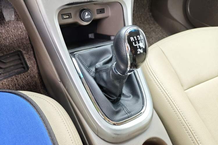 Used Buick GT 2013 GT 1.6L Manual Entry-Level Model Gear Lever