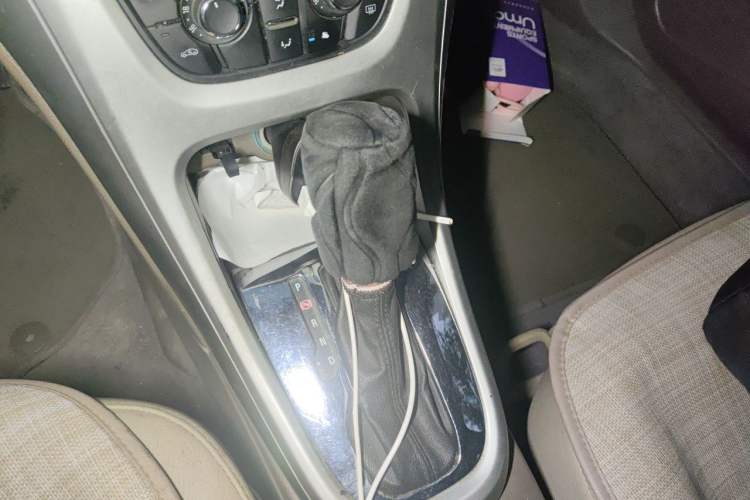 Used Buick GT 2013 GT 1.6L Automatic Fashion Edition Gear Lever