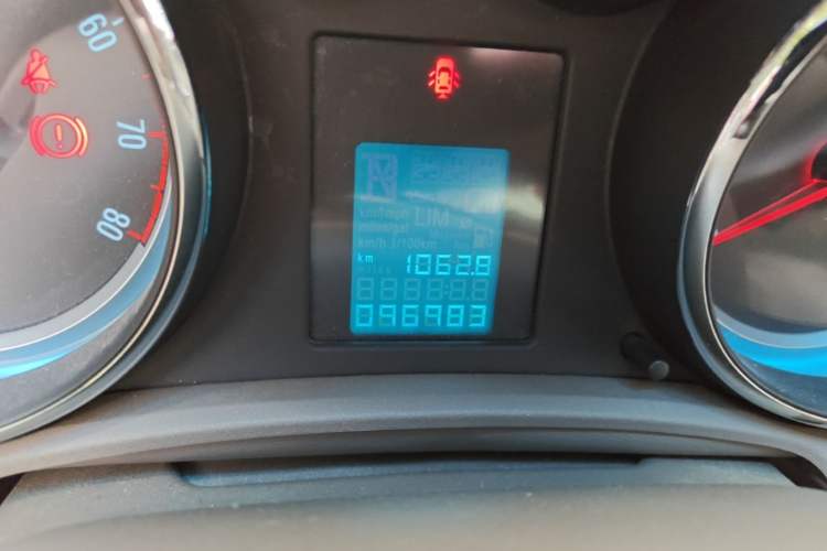 Used Buick GT 2013 GT 1.6L Manual Entry-Level Model Odometer Close Up