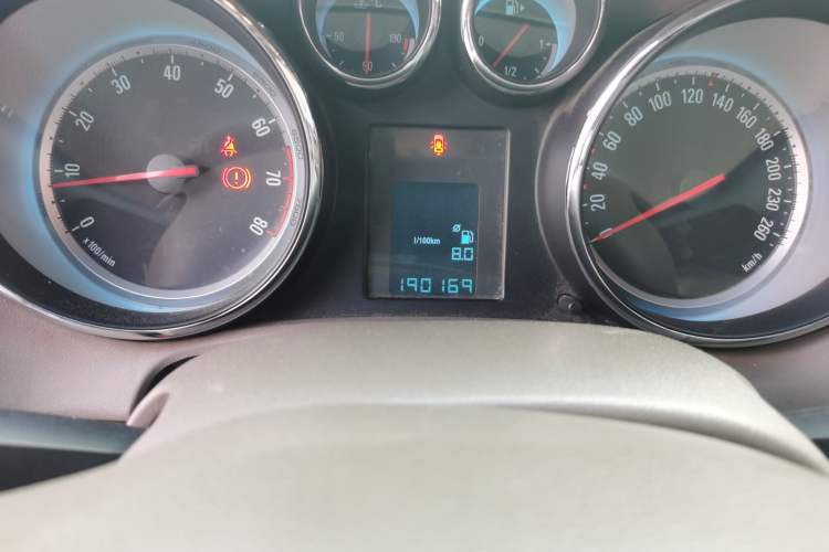Used Buick GT 2013 GT 1.6L Manual Entry-Level Model Odometer Close Up