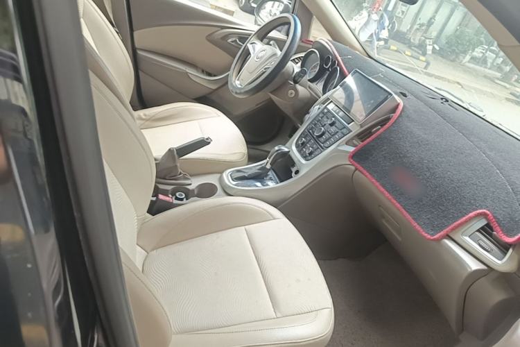 Used Buick GT 2013 GT 1.6L Automatic Fashion Edition Right Front Seat
