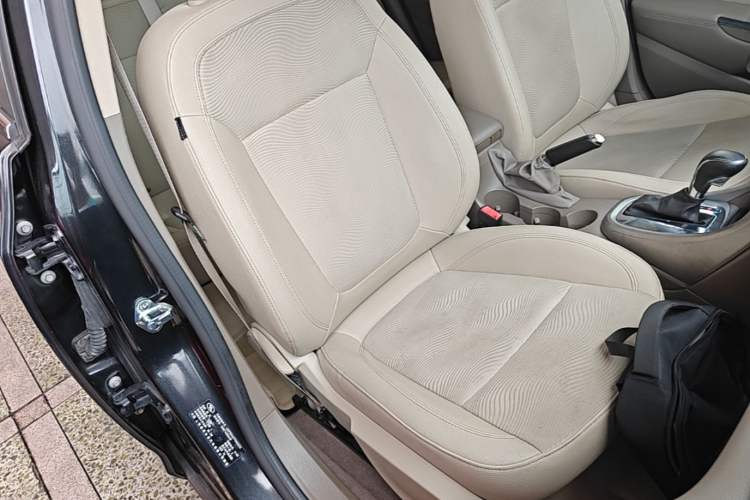 Used Buick GT 2013 GT 1.6L Automatic Fashion Edition Right Front Seat
