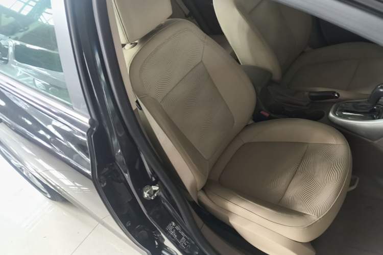 Used Buick GT 2013 GT 1.6L Automatic Fashion Edition Right Front Seat