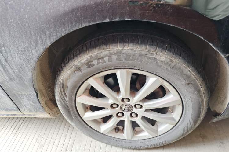 Used Buick GT 2013 GT 1.6L Automatic Comfort Edition Right Front Wheel Hub