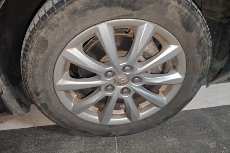 Used Buick GT 2013 GT 1.6L Automatic Fashion Edition Right Front Wheel Hub