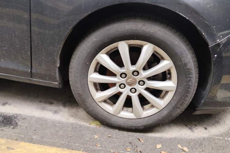 Used Buick GT 2013 GT 1.6L Automatic Fashion Edition Right Front Wheel Hub
